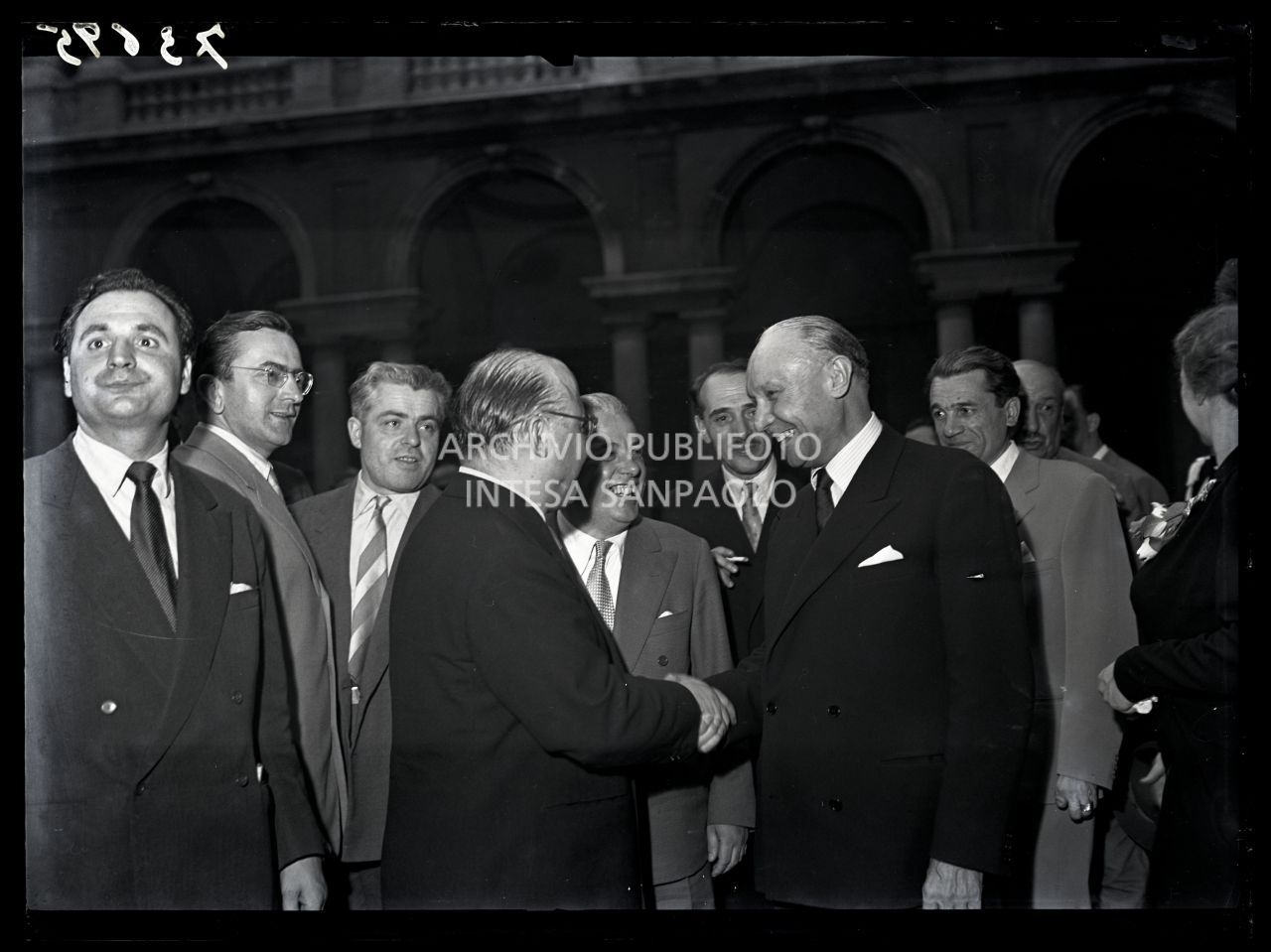 Il ministro dell'Istruzione Guido Gonella, nel cortile d'onore del Palazzo di Brera, stringe la mano a un visitatore il giorno della inaugurazione della Pinacoteca di Brera ricostruita<br>73695