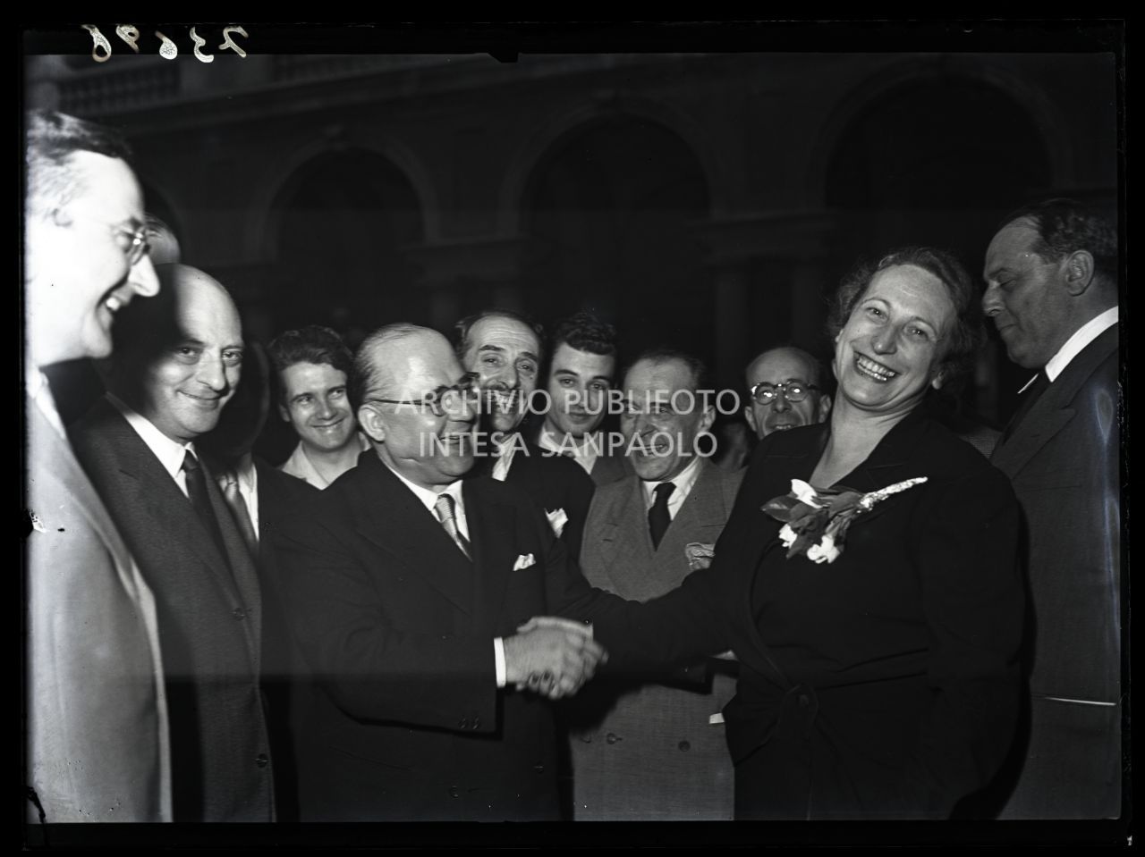 Il ministro dell'Istruzione Guido Gonella stringe la mano a Fernanda Wittgens, direttrice della Pinacoteca di Brera, il giorno dell'inaugurazione della galleria ricostruita<br>73696