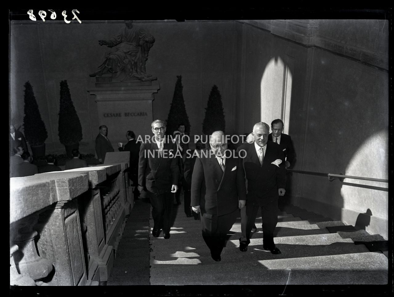 Il ministro dell'Istruzione Guido Gonella sale lo scalone della Pinacoteca di Brera il giorno della sua inaugurazione dopo i lavori di ricostruzione<br>73699