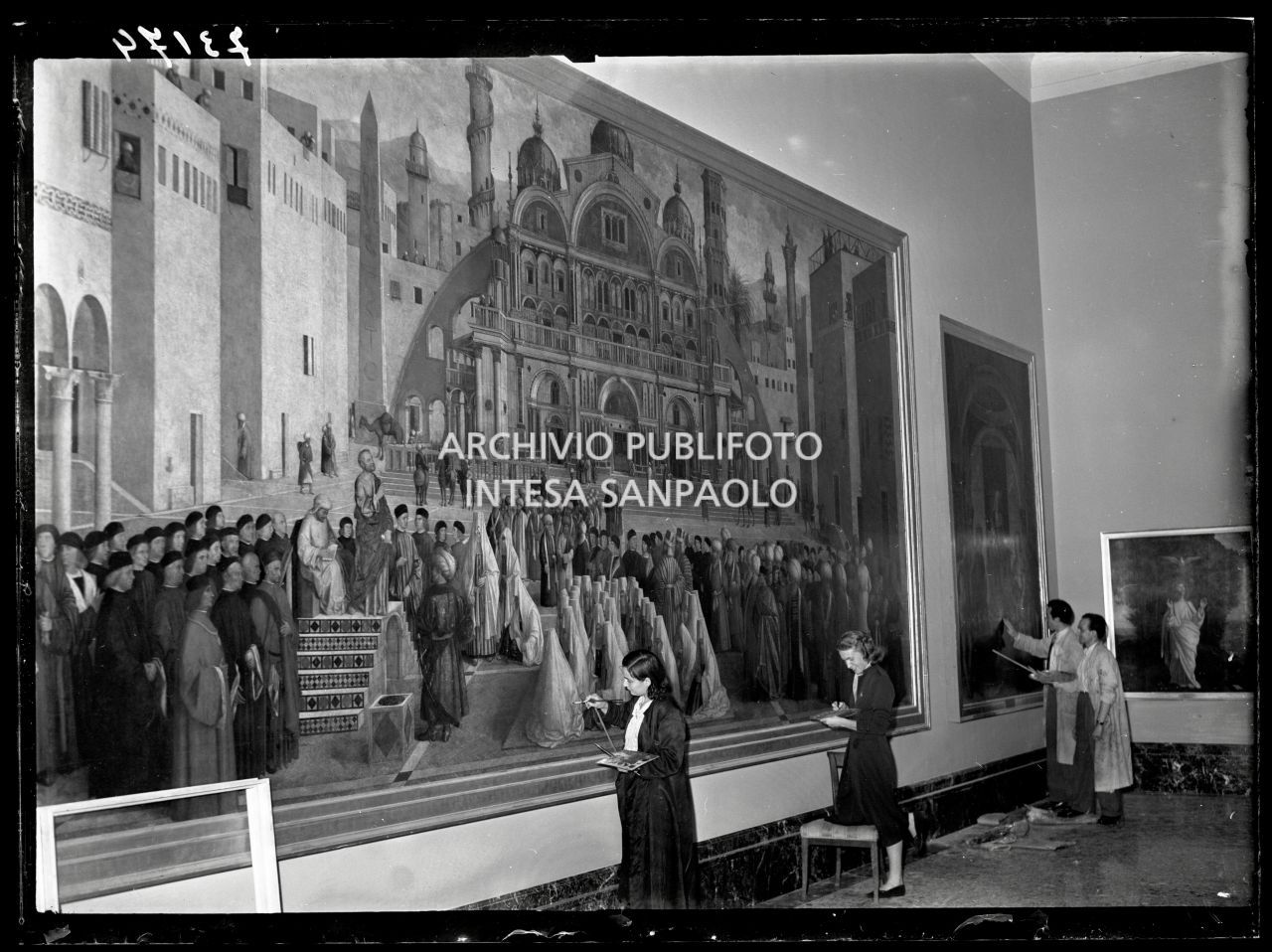 Restauri delle opere esposte alla Pinacoteca di Brera in vista dell'imminente riapertura; il primo a destra è il restauratore Mauro Pellicioli<br>73174