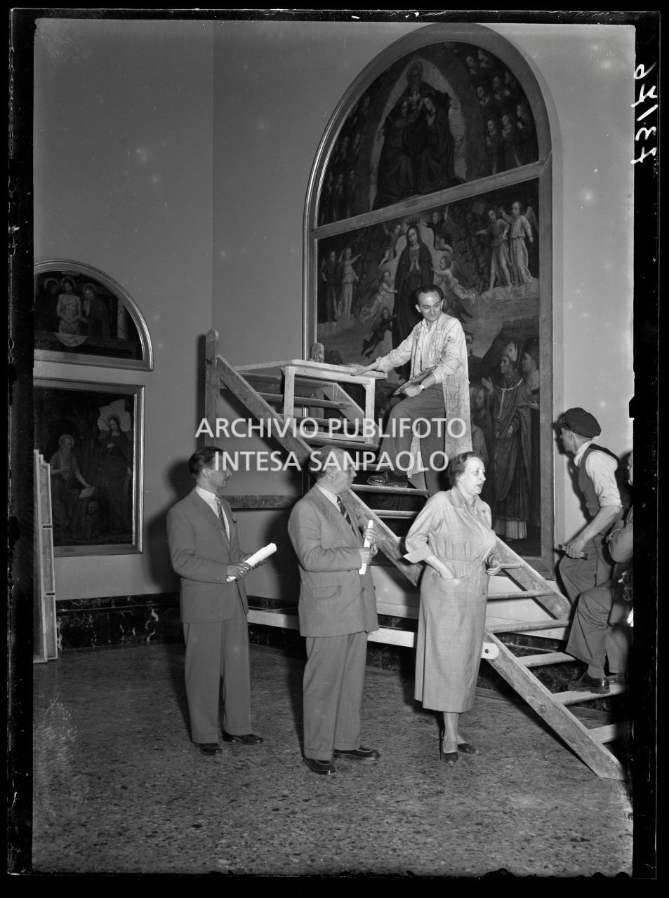 La direttrice della Pinacoteca di Brera Fernanda Wittgens in una delle sale dove sono in corso i restauri delle opere esposte, in vista dell'imminente riapertura dopo i lavori di ricostruzione. Alle sue spalle, sulla scala, il restauratore Mauro Pellicioli<br>73176