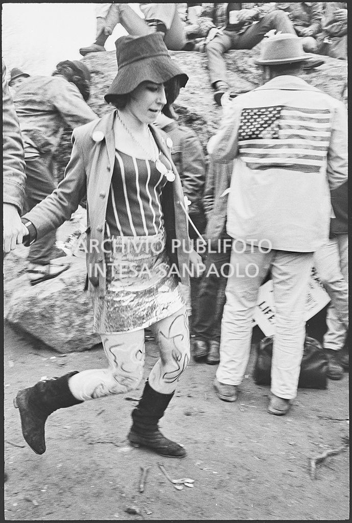 Una ragazza, tra altri dimostranti, a Central Park in occasione della marcia contro la guerra in Vietnam promossa dallo Spring Mobilization Committee a New York