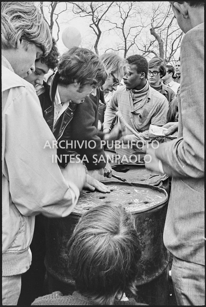 Dimostranti a Central Park, in occasione della marcia contro la guerra in Vietnam promossa dallo Spring Mobilization Committee a New York, suonano dei barili di metallo