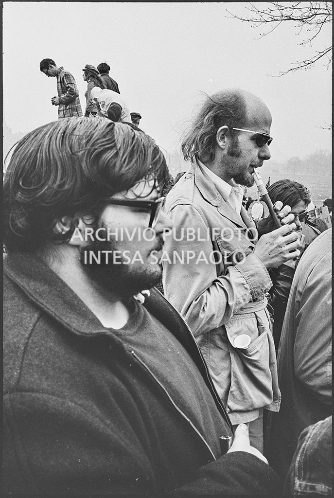 Dimostranti a Central Park in occasione della marcia contro la guerra in Vietnam promossa dallo Spring Mobilization Committee a New York; uno di loro suona un flauto