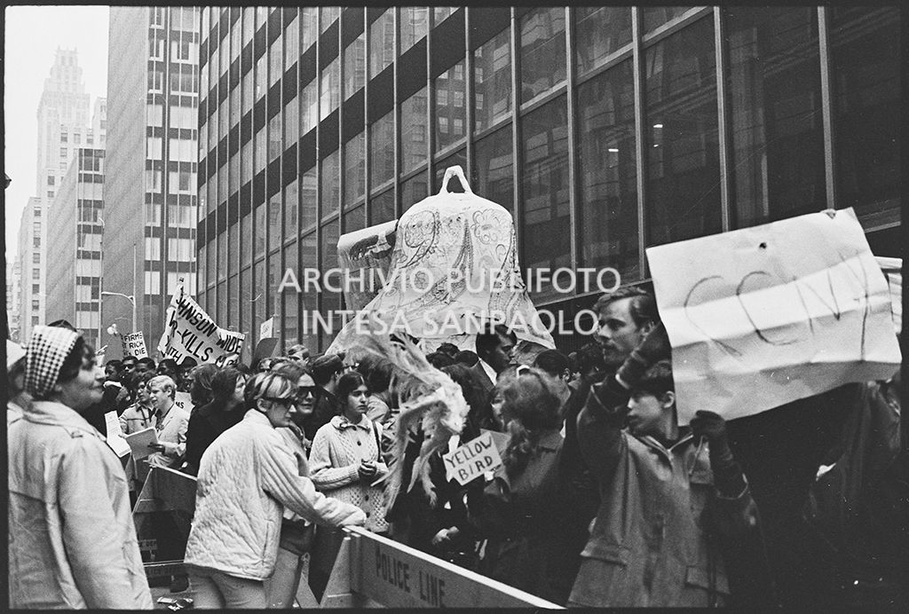 Dimostranti sfilano per le strade di New York in occasione della marcia contro la guerra in Vietnam promossa dallo Spring Mobilization Committee