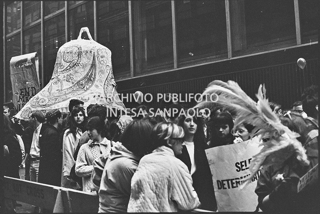 Dimostranti sfilano per le strade di New York in occasione della marcia contro la guerra in Vietnam promossa dallo Spring Mobilization Committee