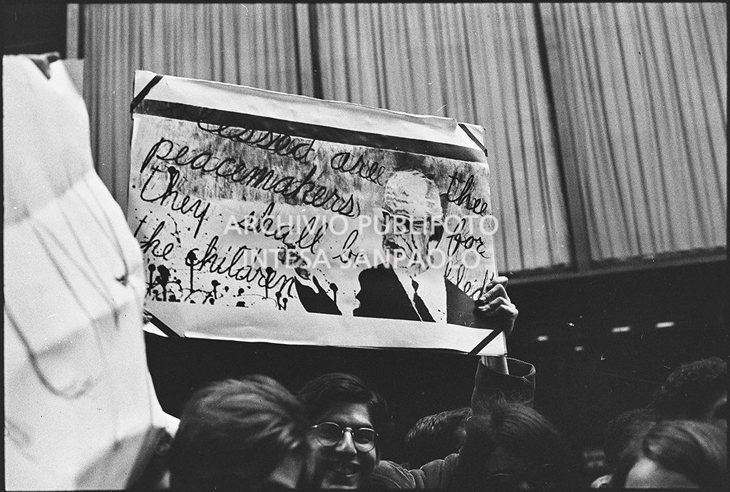 Dimostranti sfilano per le strade di New York, in occasione della marcia contro la guerra in Vietnam promossa dallo Spring Mobilization Committee, mostrando un cartellone con il ritratto del presidente Lyndon Johnson