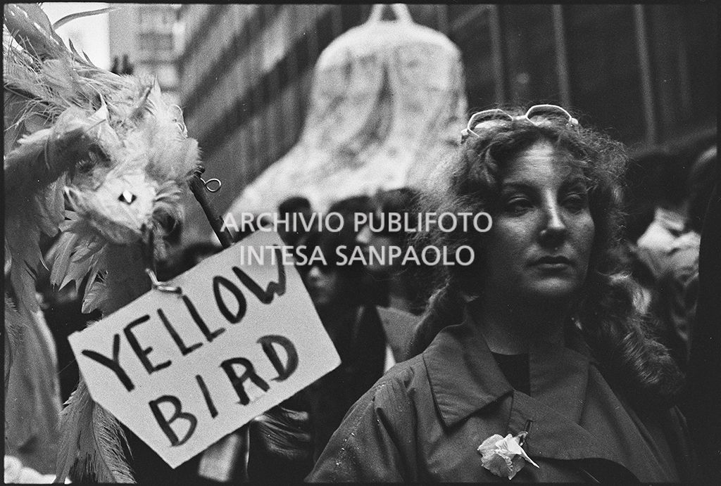 Dimostranti sfilano per le strade di New York, in occasione della marcia contro la guerra in Vietnam promossa dallo Spring Mobilization Committee, mostrando un cartello con la scritta "Yellow Bird"