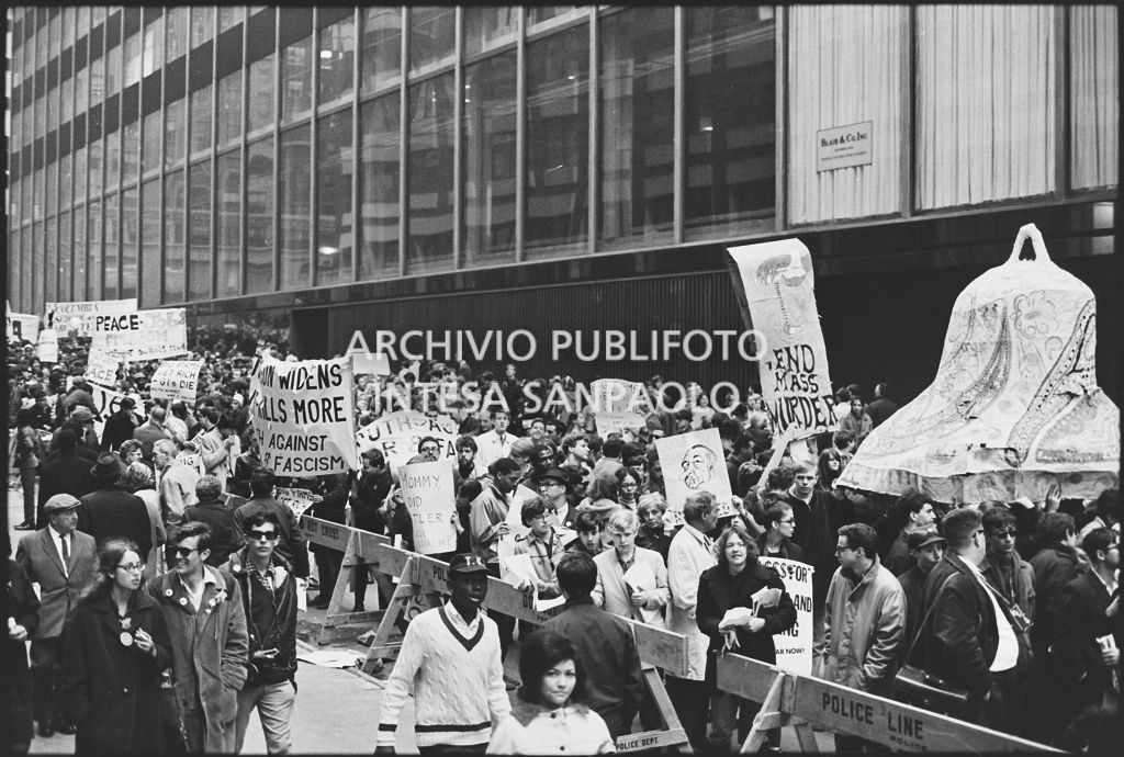 Dimostranti sfilano per le strade di New York in occasione della marcia contro la guerra in Vietnam promossa dallo Spring Mobilization Committee