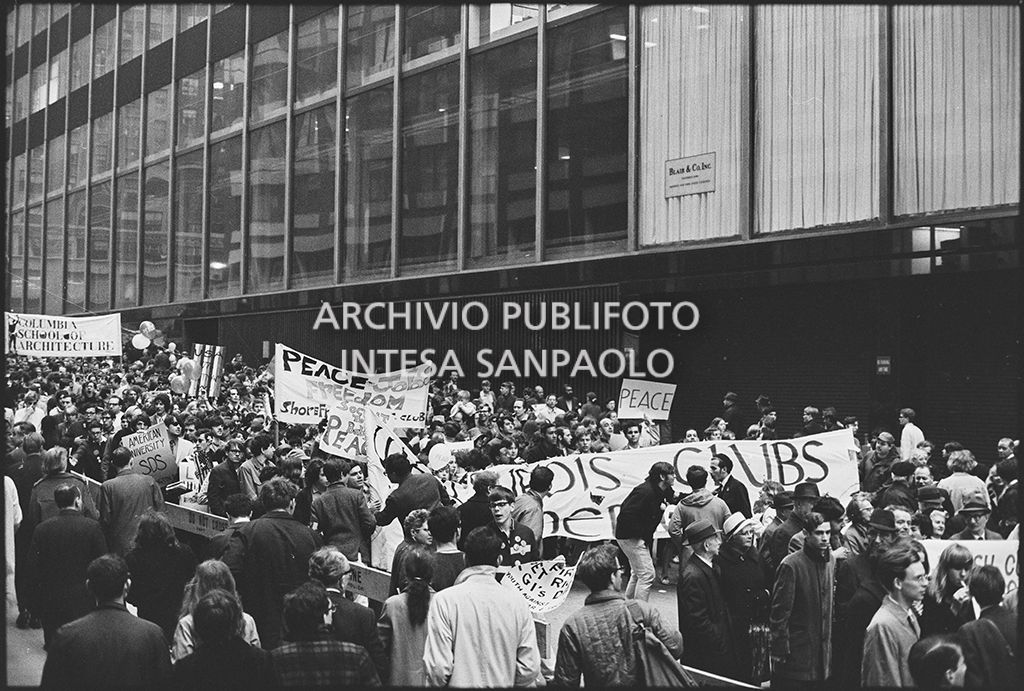 Dimostranti sfilano per le strade di New York in occasione della marcia contro la guerra in Vietnam promossa dallo Spring Mobilization Committee