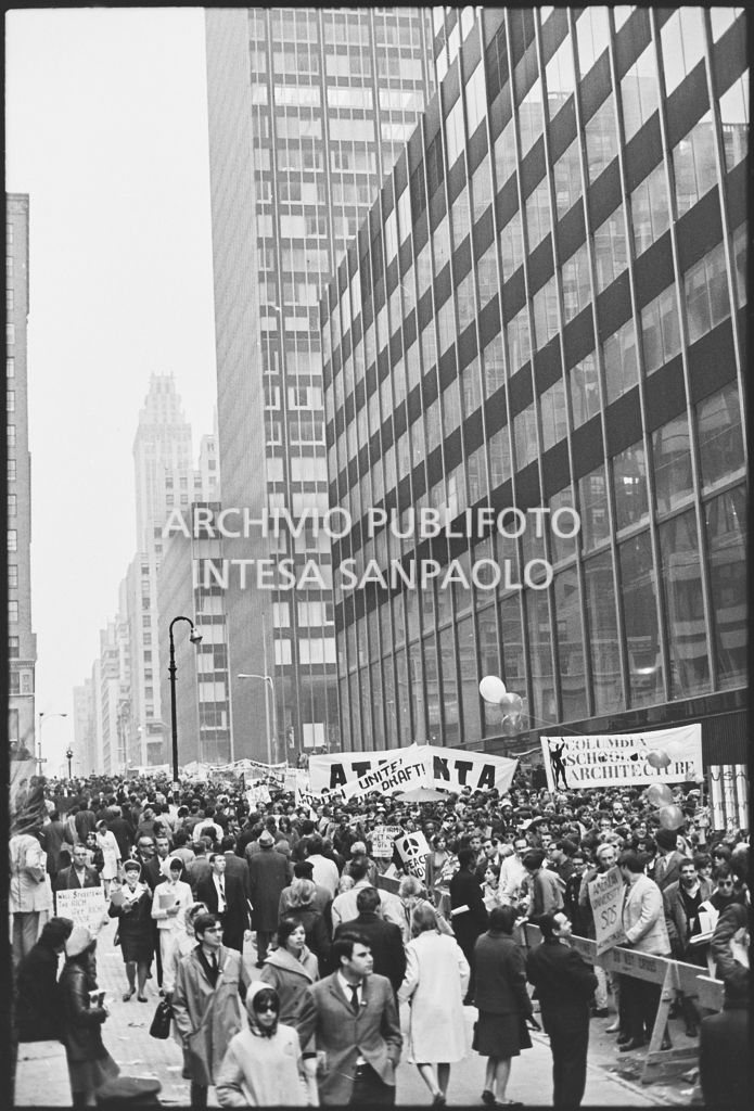 Dimostranti sfilano per le strade di New York in occasione della marcia contro la guerra in Vietnam promossa dallo Spring Mobilization Committee