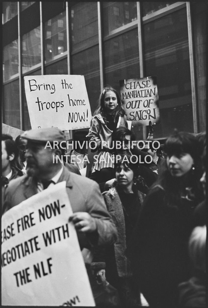 Dimostranti sfilano per le strade di New York in occasione della marcia contro la guerra in Vietnam promossa dallo Spring Mobilization Committee, mostrando cartelli con scritte che invitano al ritiro delle truppe