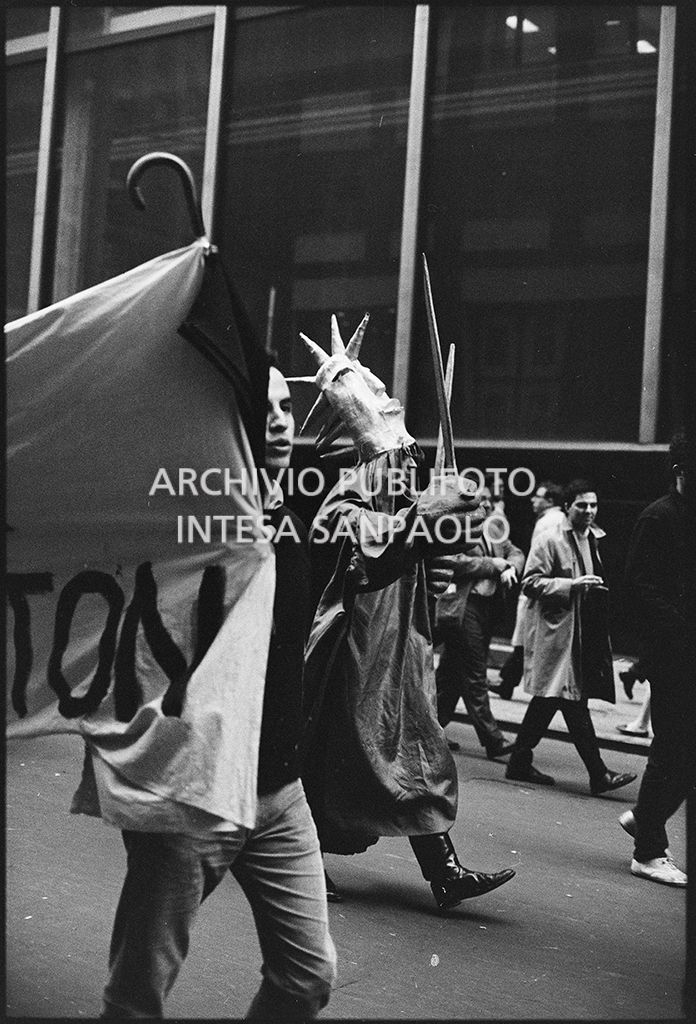Dimostranti, uno travestito da Statua della Libertà, sfilano per le strade di New York in occasione della marcia contro la guerra in Vietnam promossa dallo Spring Mobilization Committee