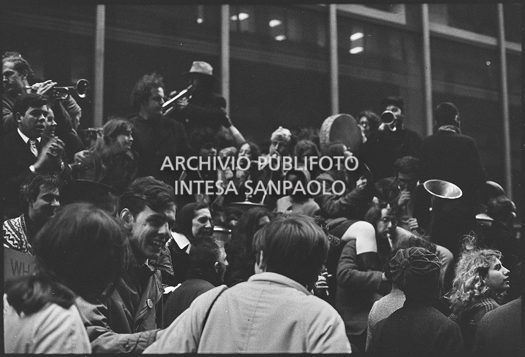 Dimostranti sfilano per le strade di New York, alcuni dei quali suonando, in occasione della marcia contro la guerra in Vietnam promossa dallo Spring Mobilization Committee