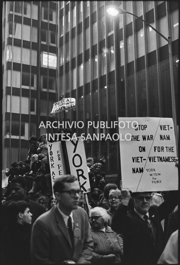 Dimostranti sfilano per le strade di New York, in occasione della marcia contro la guerra in Vietnam promossa dallo Spring Mobilization Committee, mostrando cartelli pacifisti