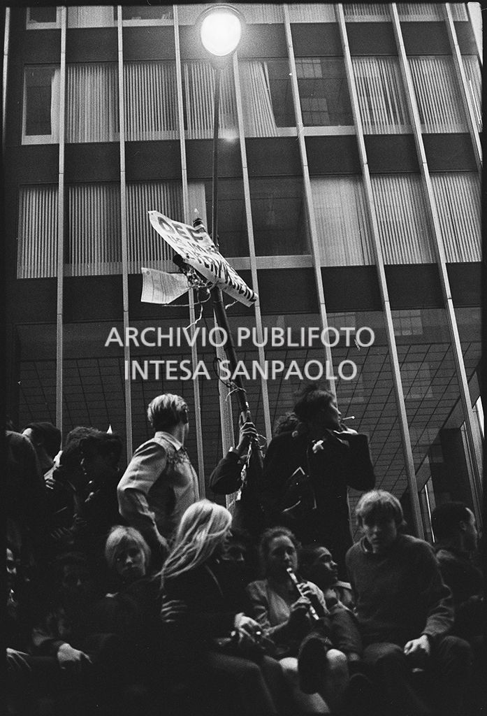 Dimostranti sfilano per le strade di New York in occasione della marcia contro la guerra in Vietnam promossa dallo Spring Mobilization Committee
