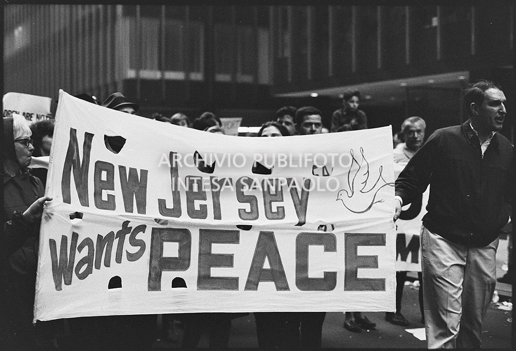 Dimostranti sfilano per le strade di New York, in occasione della marcia contro la guerra in Vietnam promossa dallo Spring Mobilization Committee, con lo striscione "New Jersey wants peace"