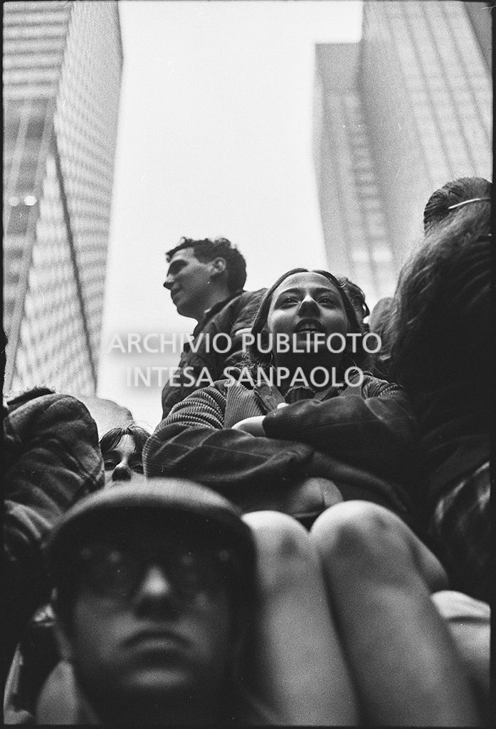 Ripresa dal basso di dimostranti che sfilano per le strade di New York in occasione della marcia contro la guerra in Vietnam promossa dallo Spring Mobilization Committee