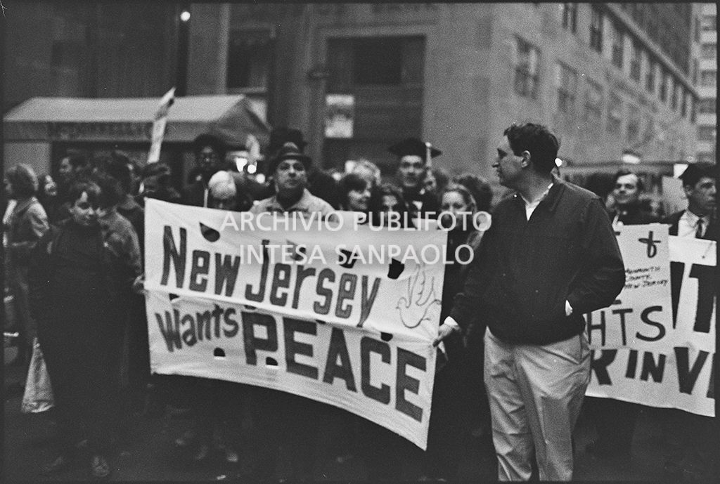 Dimostranti sfilano per le strade di New York, in occasione della marcia contro la guerra in Vietnam promossa dallo Spring Mobilization Committee, con  lo striscione "New Jersey wants peace"