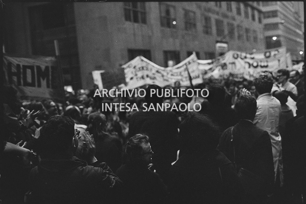 Dimostranti sfilano per le strade di New York in occasione della marcia contro la guerra in Vietnam promossa dallo Spring Mobilization Committee