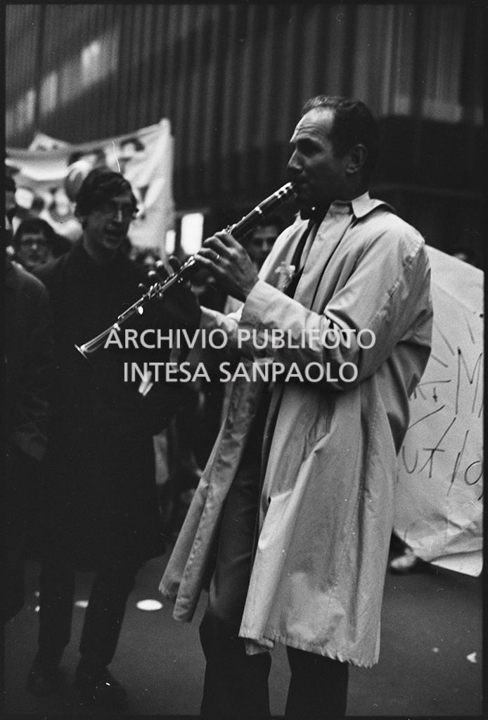 Dimostranti, tra cui quello ripreso che suona il clarinetto, sfilano per le strade di New York in occasione della marcia contro la guerra in Vietnam promossa dallo Spring Mobilization Committee