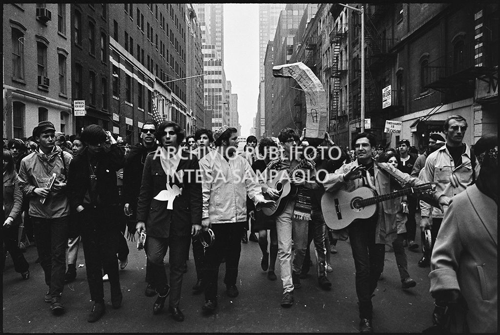 Dimostranti sfilano per le strade di New York, con strumenti musicali, in occasione della marcia contro la guerra in Vietnam promossa dallo Spring Mobilization Committee