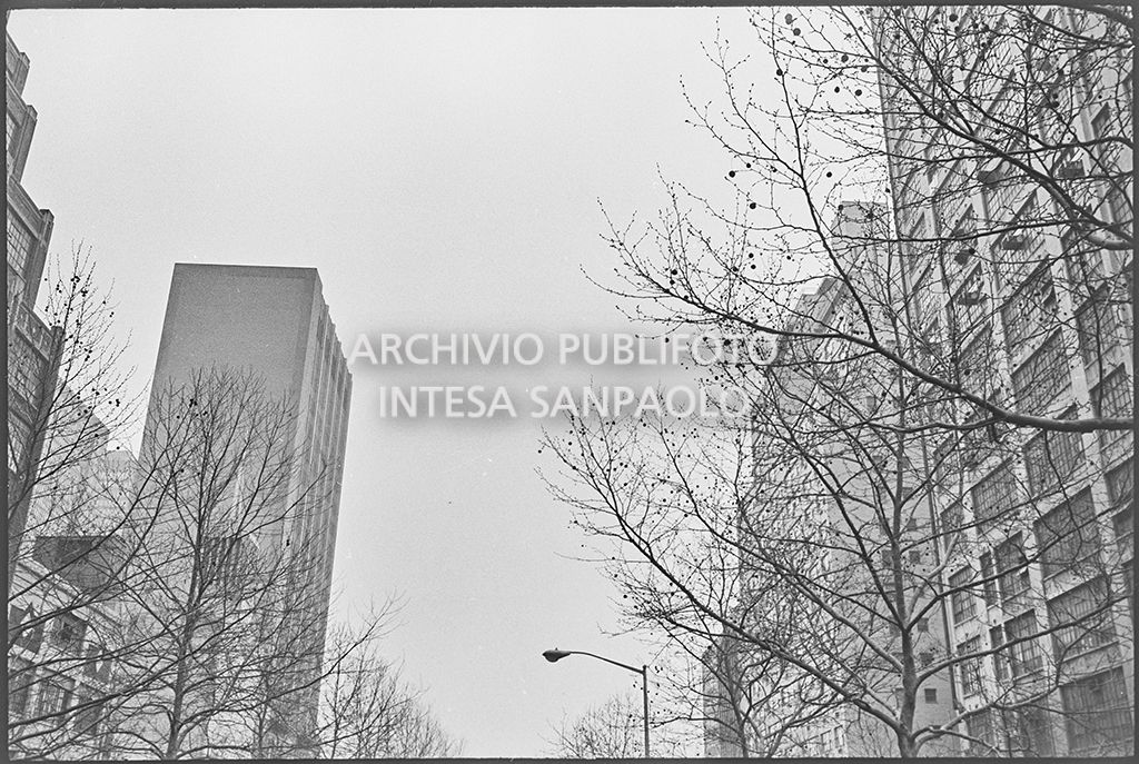 Il cielo di New York nel giorno della marcia contro la guerra in Vietnam promossa dallo Spring Mobilization Committee