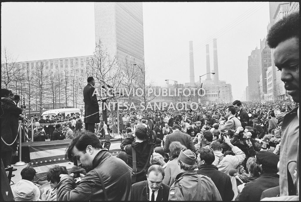 Il reverendo Martin Luther King tiene il suo discorso davanti a migliaia di dimostranti, in occasione della marcia contro la guerra in Vietnam promossa dallo Spring Mobilization Committee; sullo sfondo il Palazzo delle Nazioni Unite