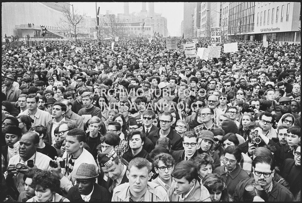 Migliaia di dimostranti, fermi in prossimità del Palazzo delle Nazioni Unite, ascoltano gli oratori in occasione della marcia contro la guerra in Vietnam promossa dallo Spring Mobilization Committe