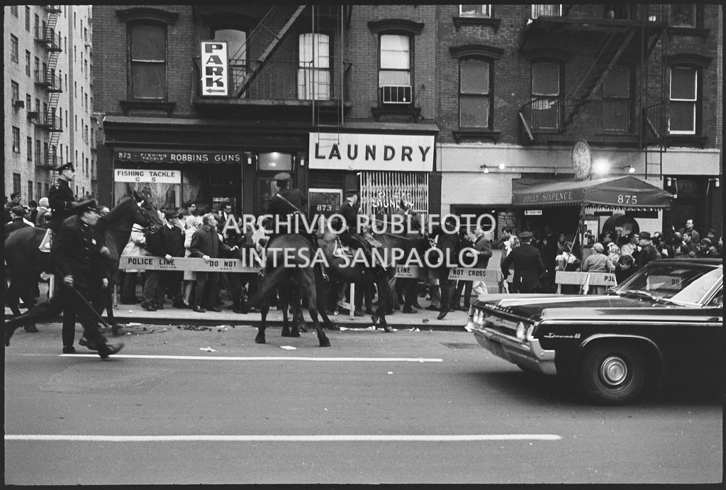 Intervento della polizia a cavallo durante la marcia contro la guerra in Vietnam promossa dallo Spring Mobilization Committee