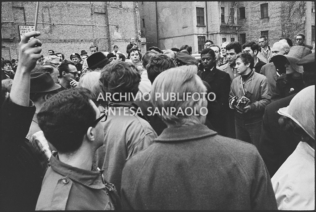 Sostenitori delle guerra in Vietnam contromanifestano in occasione della marcia per la pace promossa dallo Spring Mobilization Committee a New York