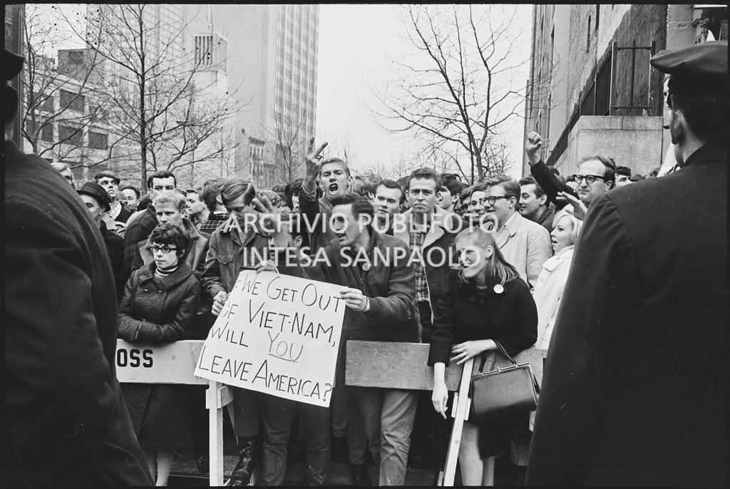 Sostenitori delle guerra in Vietnam contromanifestano in occasione della marcia per la pace promossa dallo Spring Mobilization Committee a New York