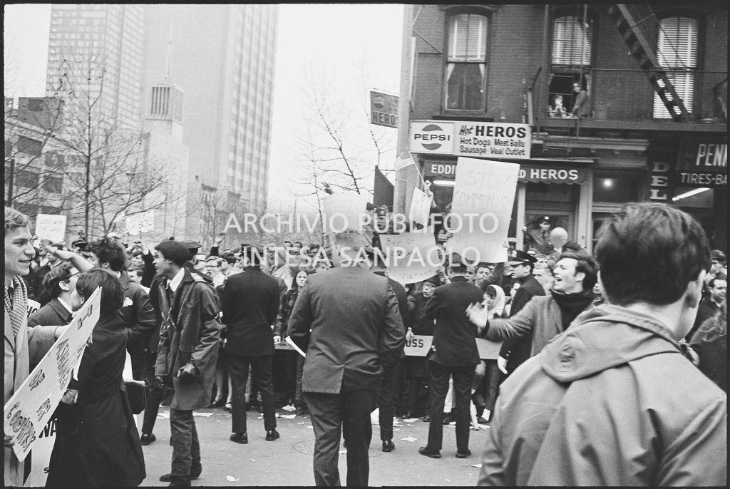 Sostenitori delle guerra in Vietnam contromanifestano in occasione della marcia per la pace promossa dallo Spring Mobilization Committee a New York