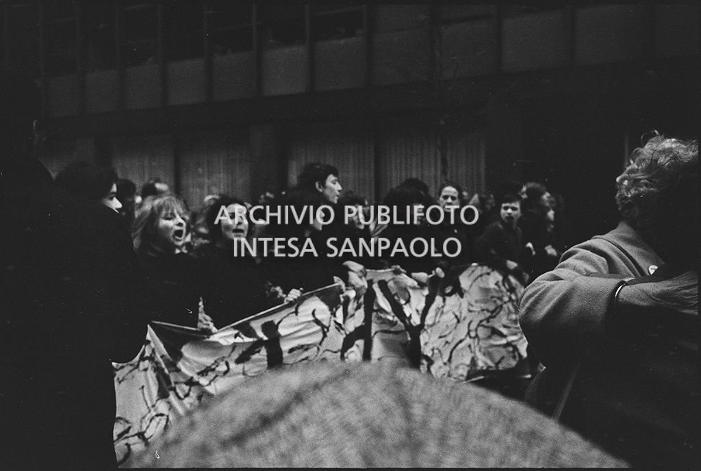 Dimostranti sfilano per le strade di New York in occasione della marcia contro la guerra in Vietnam promossa dallo Spring Mobilization Committee