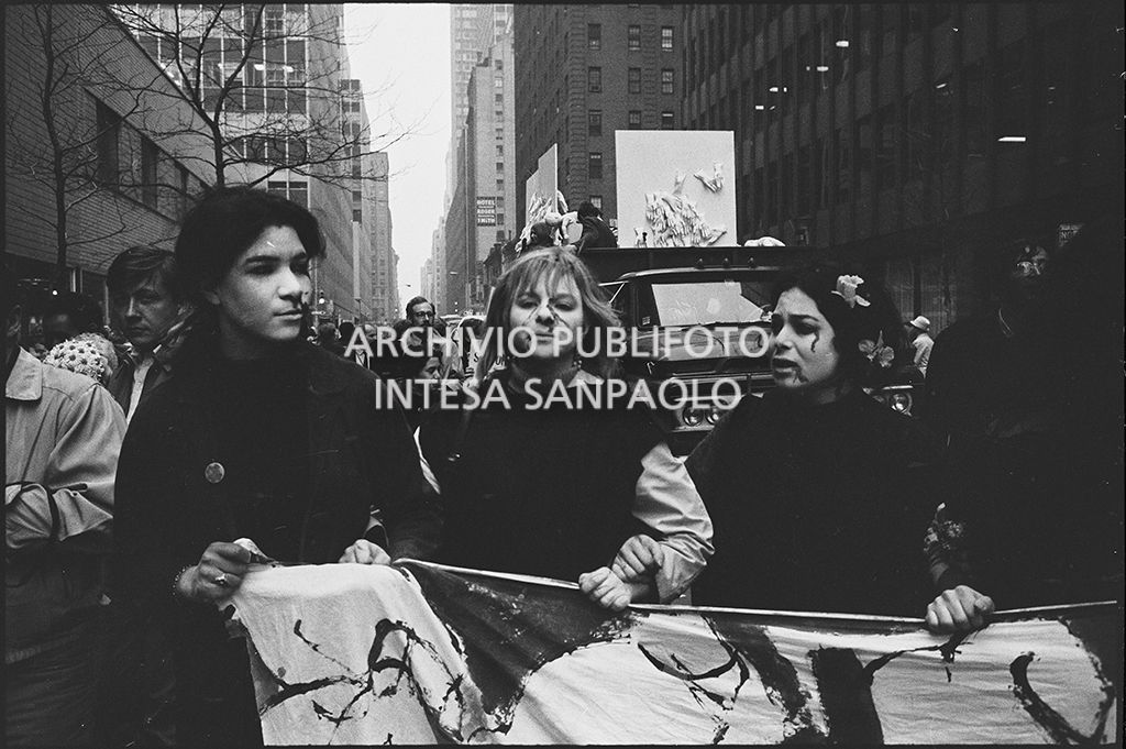 Dimostranti sfilano per le strade di New York in occasione della marcia contro la guerra in Vietnam promossa dallo Spring Mobilization Committee