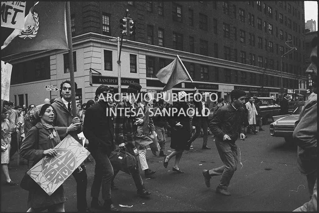 Dimostranti sfilano per le strade di New York in occasione della marcia contro la guerra in Vietnam promossa dallo Spring Mobilization Committee