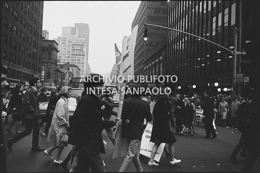 Dimostranti sfilano per le strade di New York in occasione della marcia contro la guerra in Vietnam promossa dallo Spring Mobilization Committee