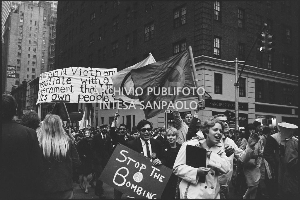 Dimostranti sfilano per le strade di New York in occasione della marcia contro la guerra in Vietnam promossa dallo Spring Mobilization Committee