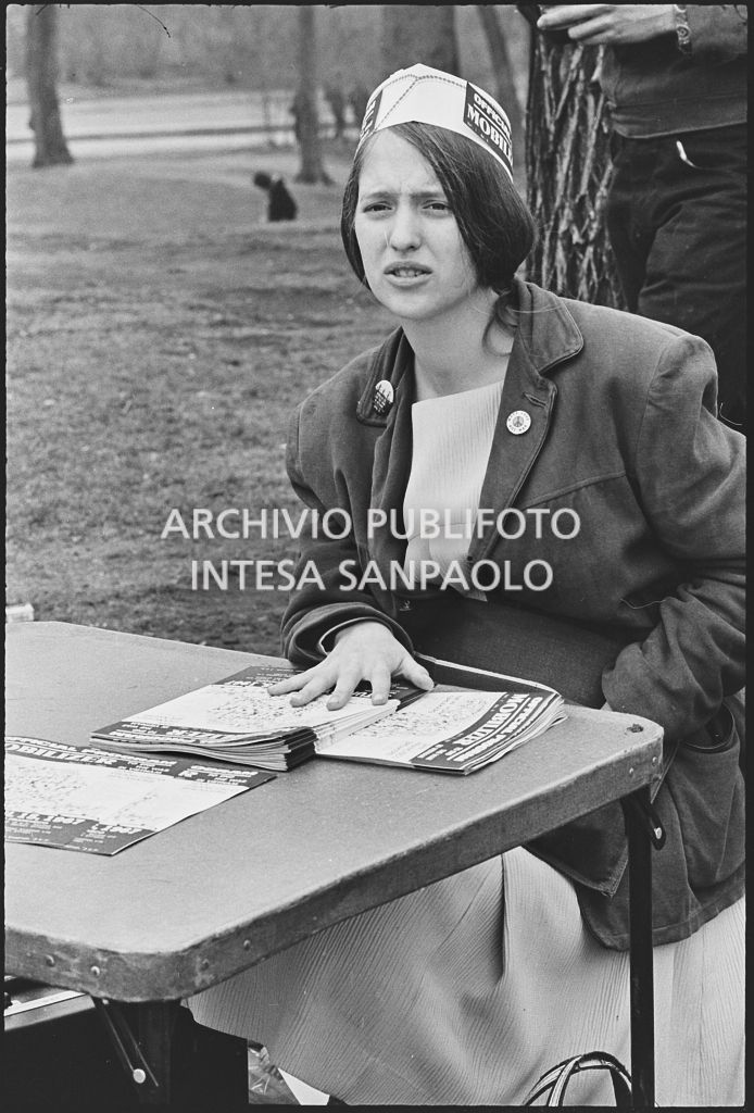 Una ragazza distribuisce il volantino "Mobilizer" alla marcia contro la guerra in Vietnam promossa dallo Spring Mobilization Committee a New York