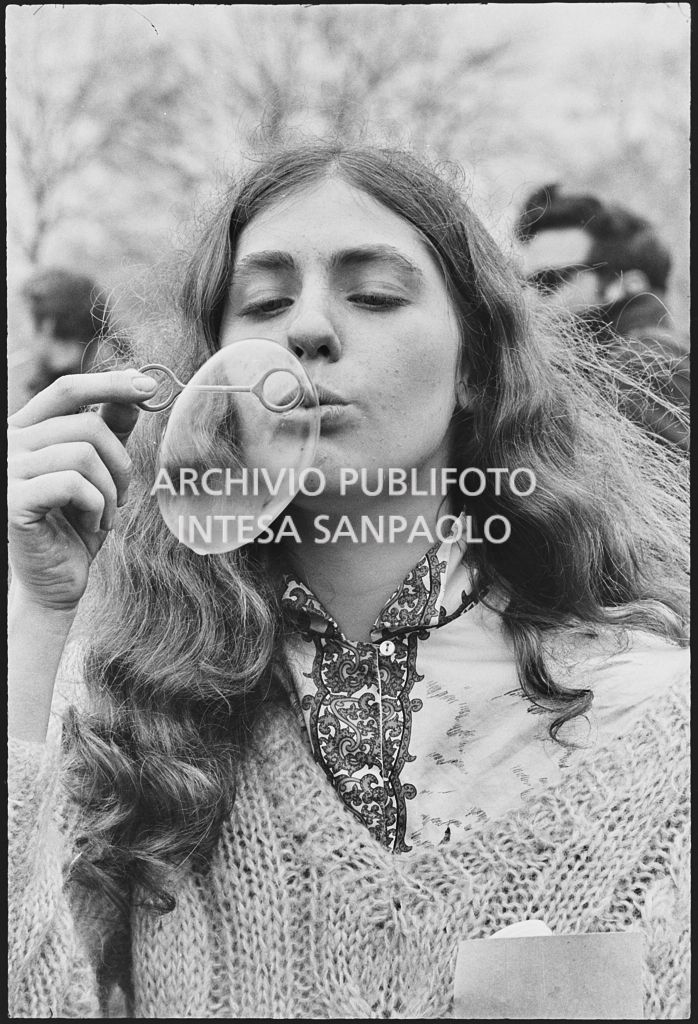 Una ragazza fa una bolla di sapone alla marcia contro la guerra in Vietnam promossa dallo Spring Mobilization Committee a New York