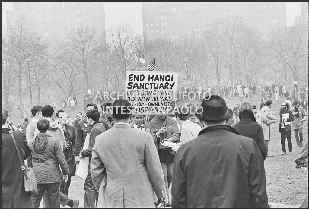 Sostenitori delle guerra in Vietnam contromanifestano in occasione della marcia per la pace promossa dallo Spring Mobilization Committee a New York
