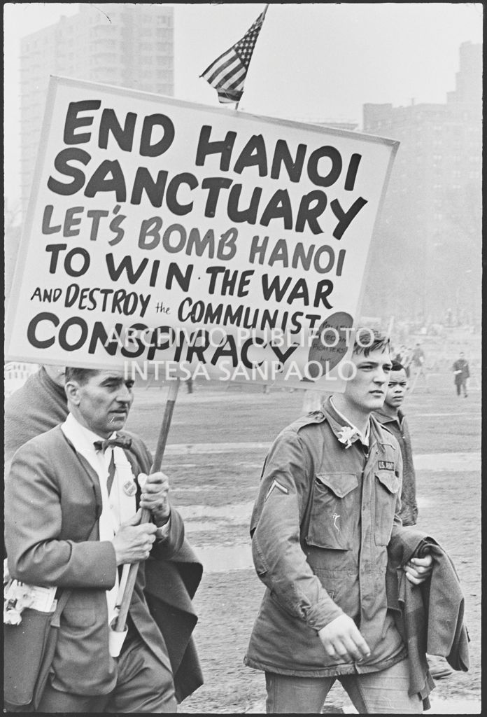 Sostenitori delle guerra in Vietnam contromanifestano in occasione della marcia per la pace promossa dallo Spring Mobilization Committee a New York