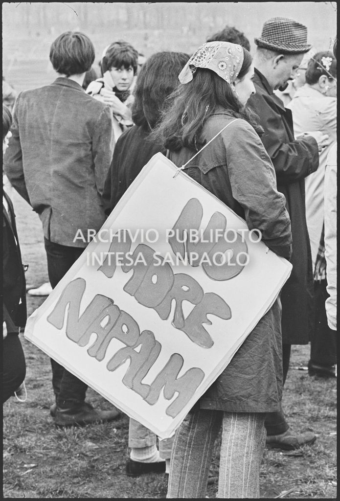 Dimostranti alla marcia contro la guerra in Vietnam promossa dallo Spring Mobilization Committee a New York