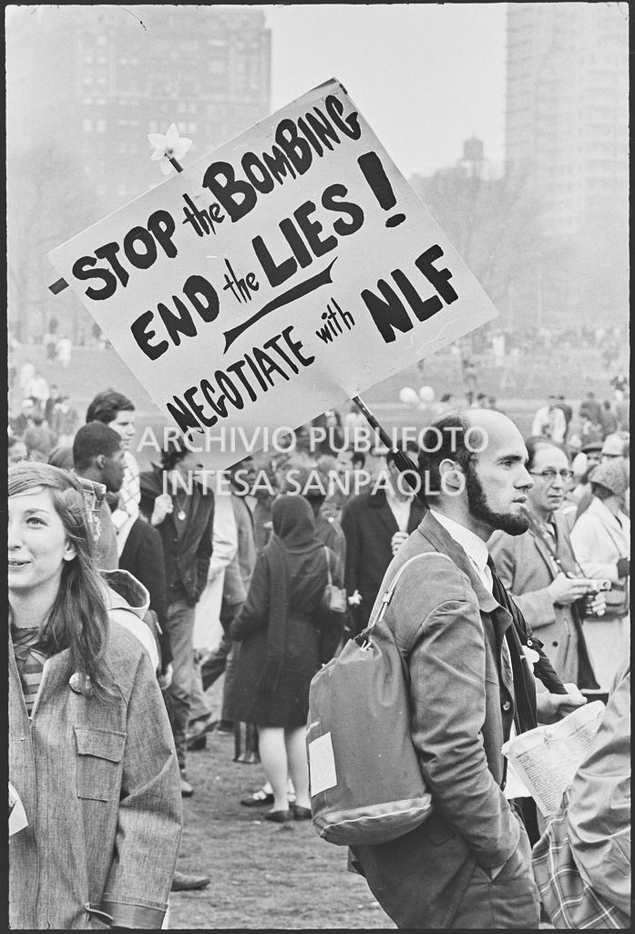 Dimostranti alla marcia contro la guerra in Vietnam promossa dallo Spring Mobilization Committee a New York