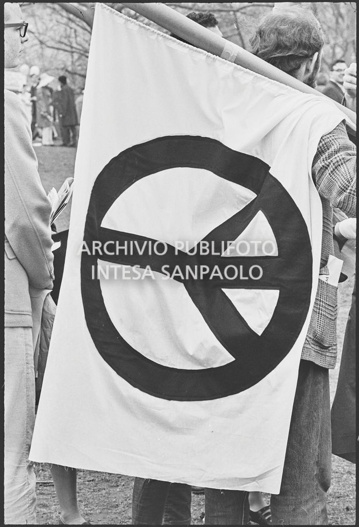 Il simbolo della pace su una bandiera alla marcia contro la guerra in Vietnam promossa dallo Spring Mobilization Committee a New York