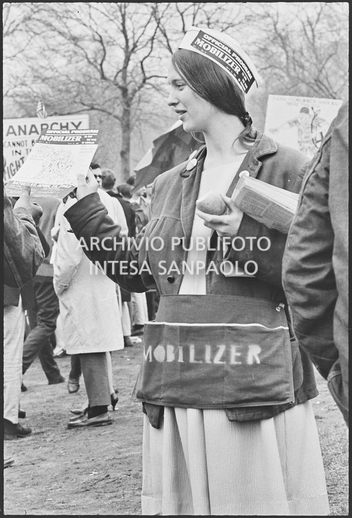 Una ragazza distribuisce il volantino "Mobilizer" alla marcia contro la guerra in Vietnam promossa dallo Spring Mobilization Committee a New York