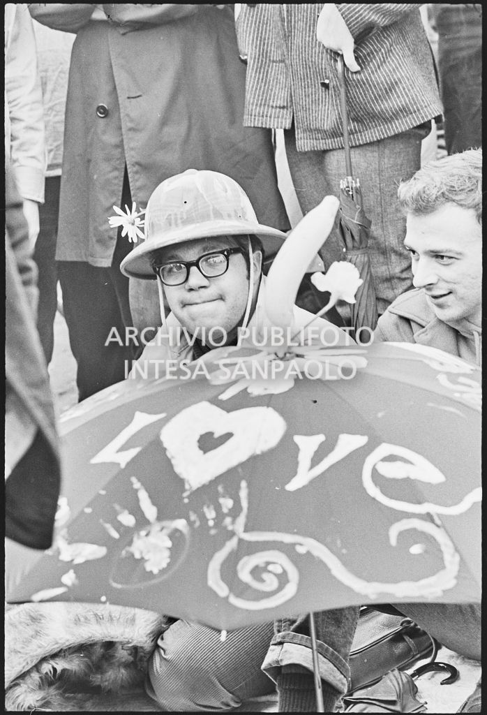 Dimostranti alla marcia contro la guerra in Vietnam promossa dallo Spring Mobilization Committee a New York