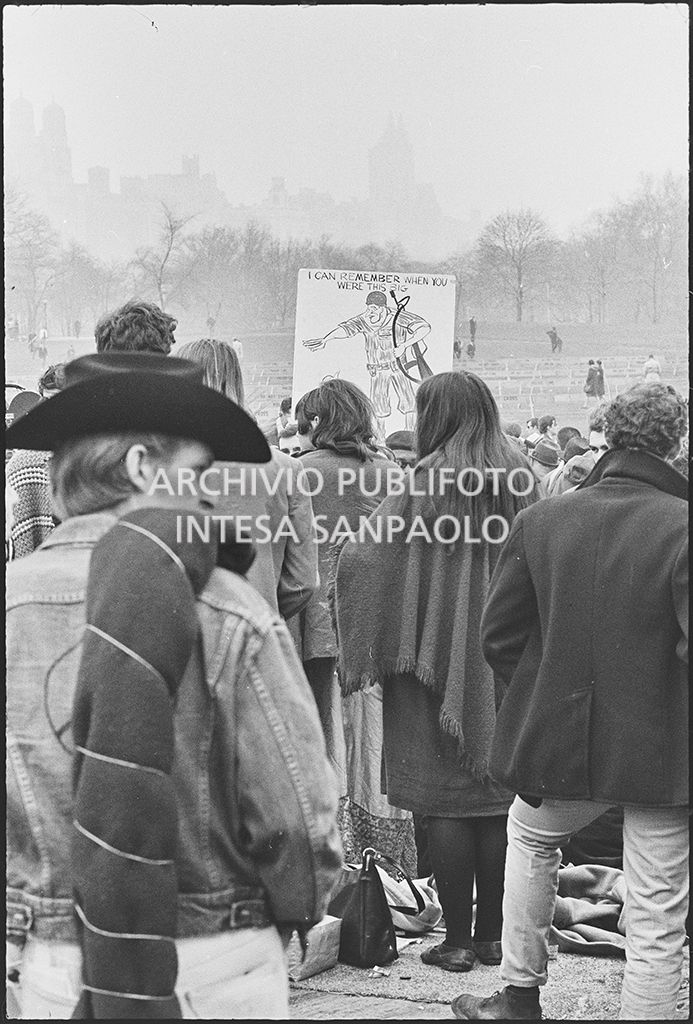 Dimostranti alla marcia contro la guerra in Vietnam promossa dallo Spring Mobilization Committee a New York