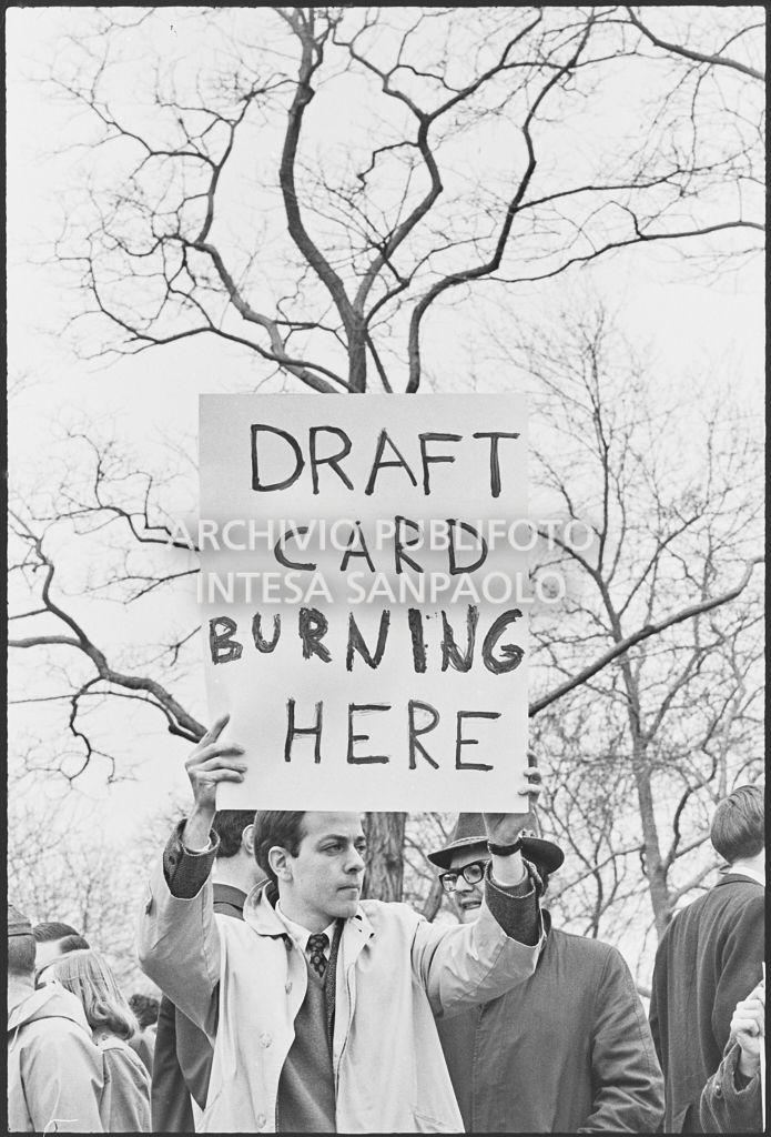 Atto di protesta alla marcia contro la guerra in Vietnam promossa dallo Spring Mobilization Committee a New York: i dimostranti bruciano la cartoline di arruolamento (draft card)