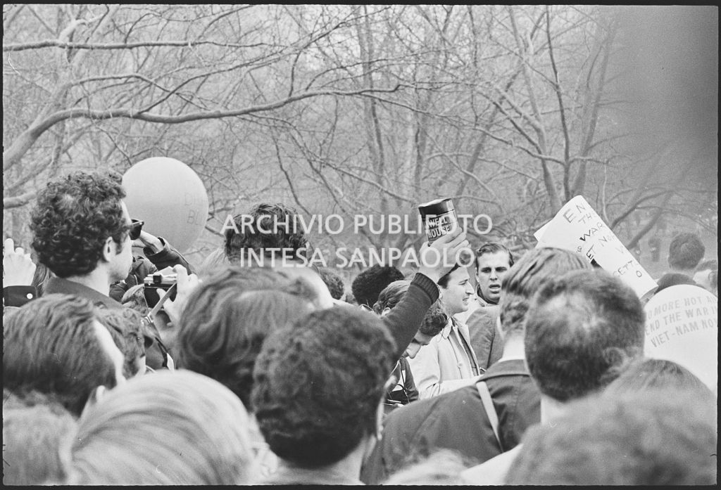 Atto di protesta alla marcia contro la guerra in Vietnam promossa dallo Spring Mobilization Committee a New York: i dimostranti bruciano la cartoline di arruolamento (draft card)